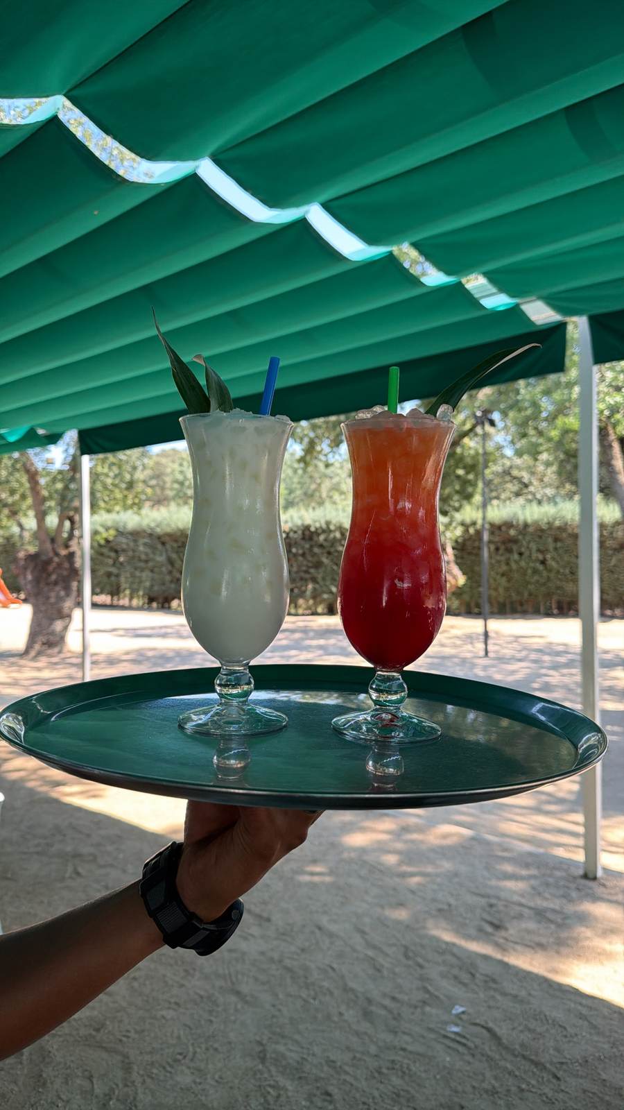 Cócteles servidos en la terraza del restaurante
