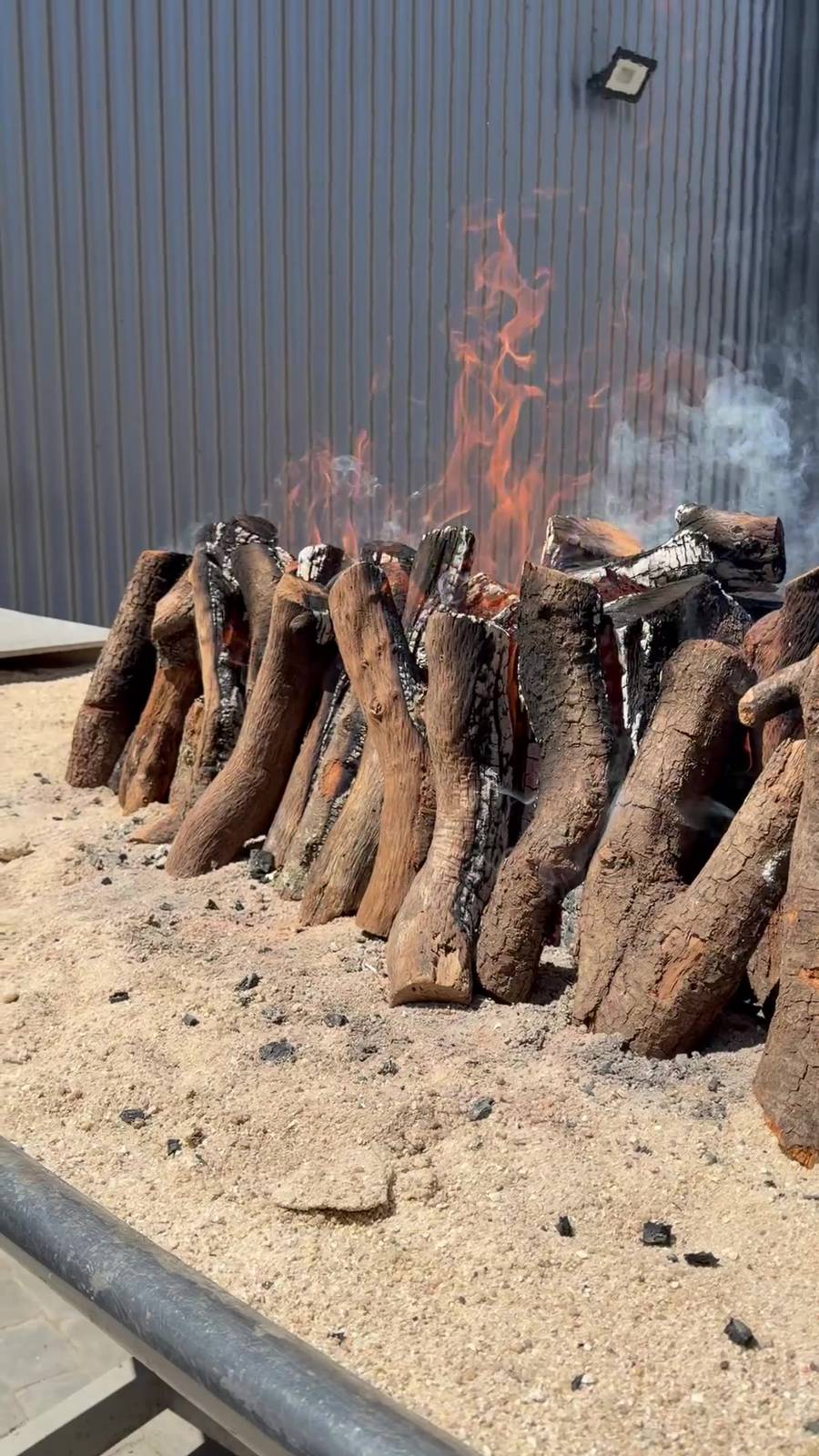 Brasas de leña al rescoldo, listas para la parrilla