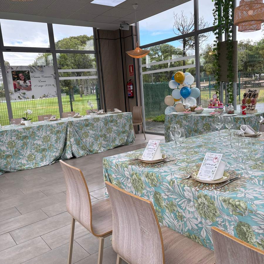 Detalle de una mesa de celebración con dulces y decoración