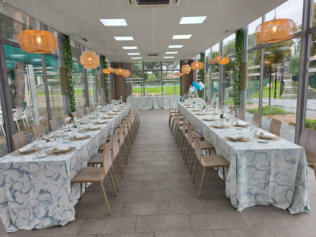 Salón preparado para una celebración