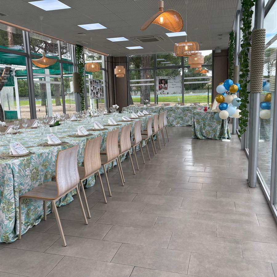Mesa larga preparada para una celebración