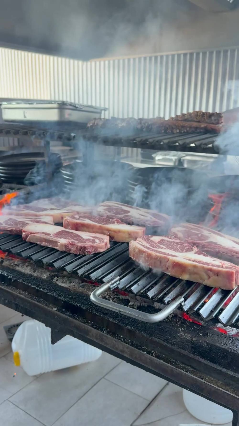 Chuletones a la brasa sobre la parrilla
