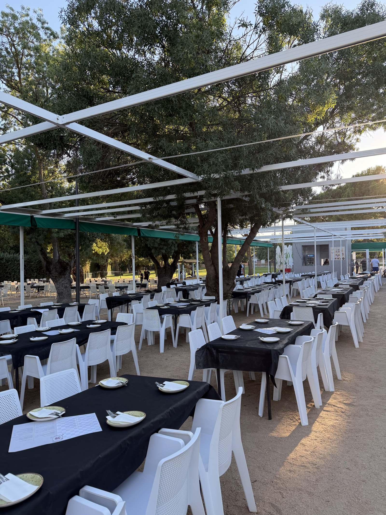 Terraza del Restaurante Barbacoa de Boadilla al atardecer, entre árboles